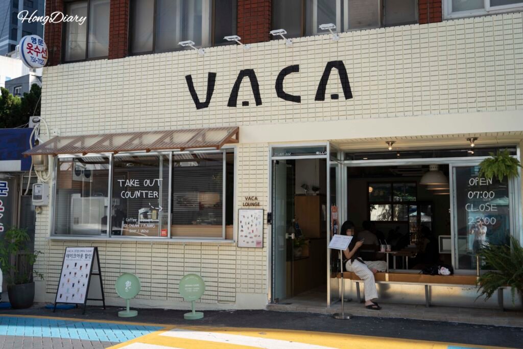 Exterior de VACA Coffee Lounge en una calle lateral del distrito de Suyeong-gu, a una cuadra de la playa de Gwangalli, Busán