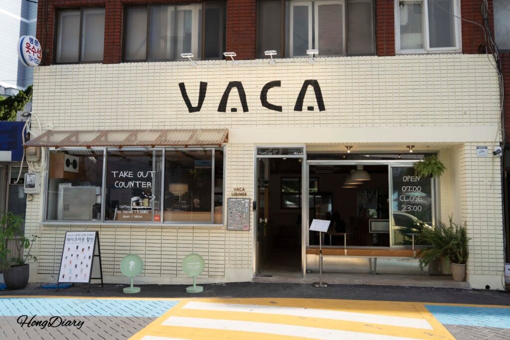 広安里ビーチ近くの路地に佇むバカコーヒーラウンジの外観(釜山・水営区)