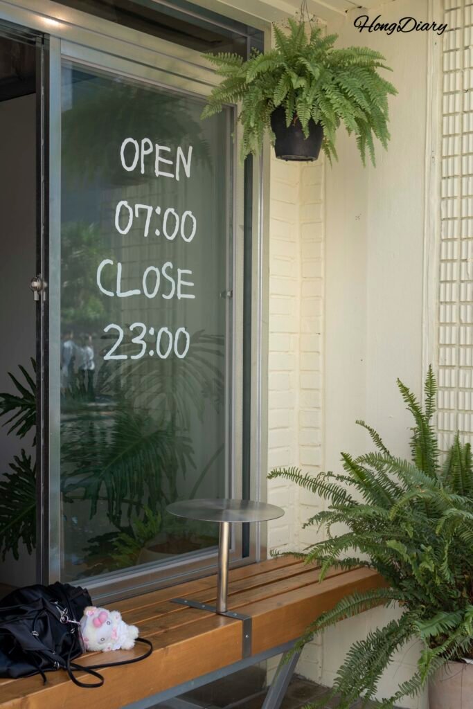 バカコーヒーラウンジの中庭に設けられた感性的な屋外席
