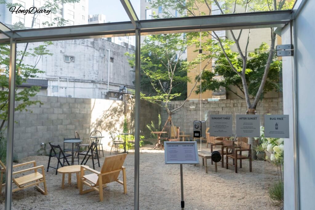 Patio ajardinado escondido detrás de VACA Coffee Lounge en Gwangalli, Busán