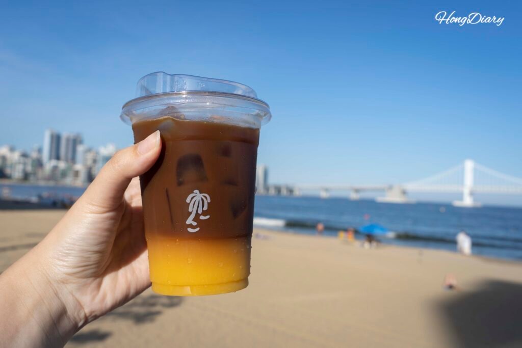 バカコーヒーラウンジのシグニチャーメニュー、テイクアウトのオレンジアメリカーノ