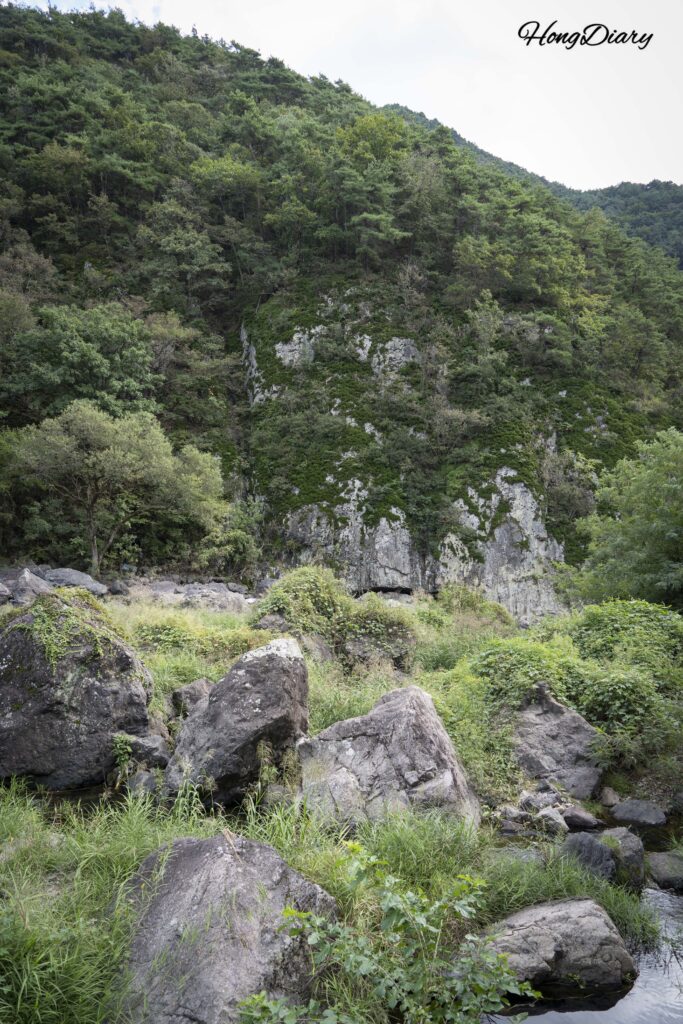Vista panorámica del Valle Binggye con acantilados de basalto del Cretácico y el arroyo Ssanggyecheon