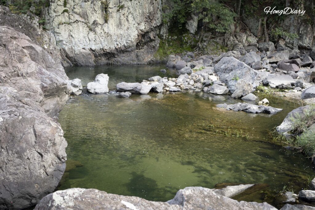 Sendero entre rocas volcánicas dentro del Valle Binggye en Uiseong