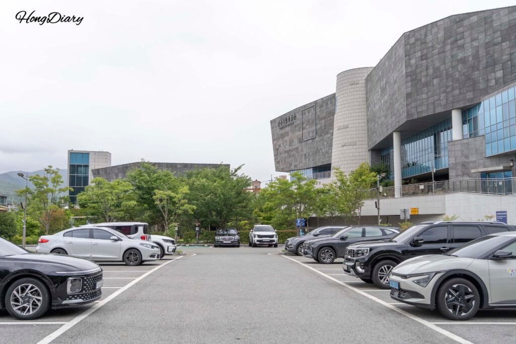 Yangsan City Museum exterior and free parking area in Yangsan, South Gyeongsang Province
