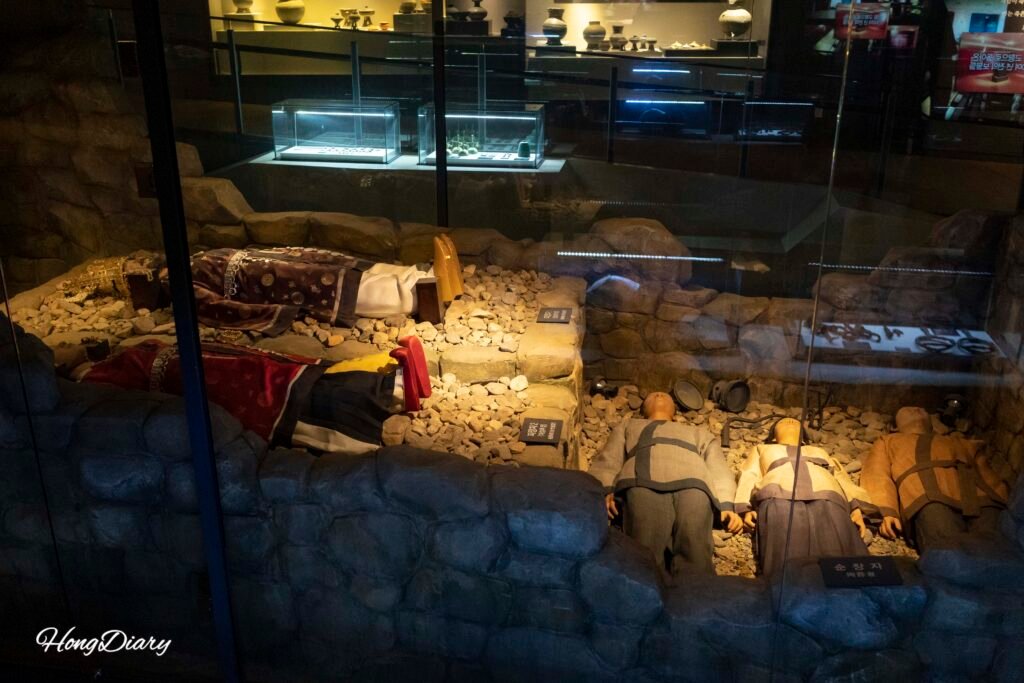 Reproduction of an ancient tomb excavation site in the tumulus hall of the Yangsan City Museum