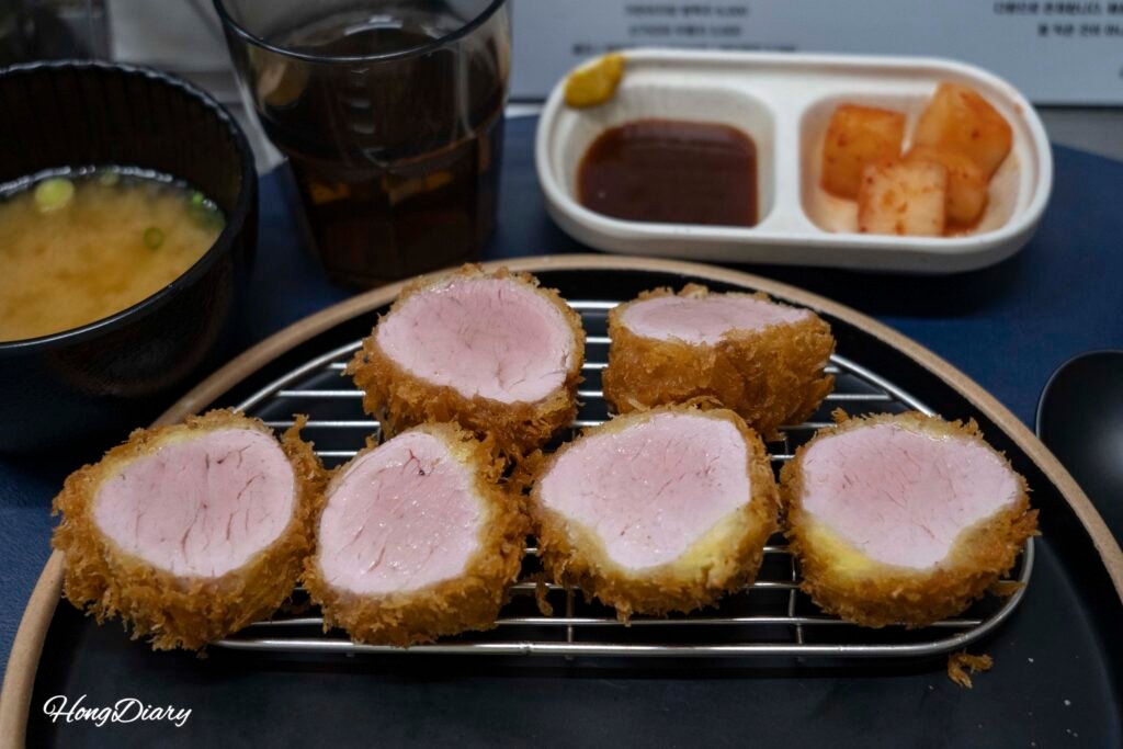YBD Hirekatsu de lomo fino de cerdo servido en HETZ, Gwanganli Busán