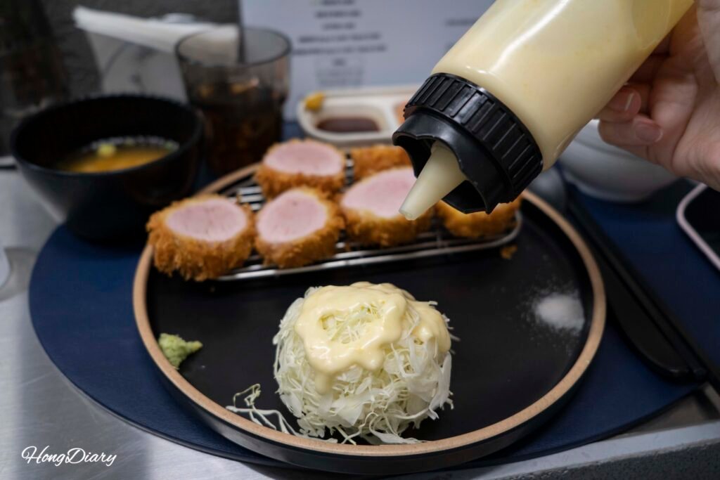 Set de YBD Hirekatsu con ensalada y aderezo casero en HETZ