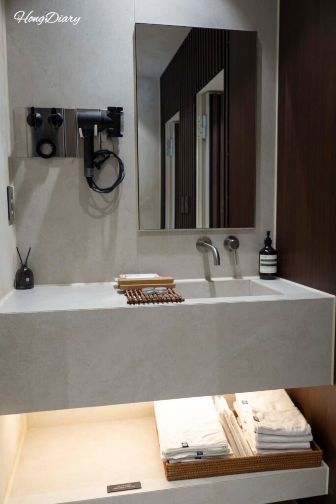 Amenidades ecológicas con logo de Yeojuhyeon y baño separado en el hanok privado de Daegu