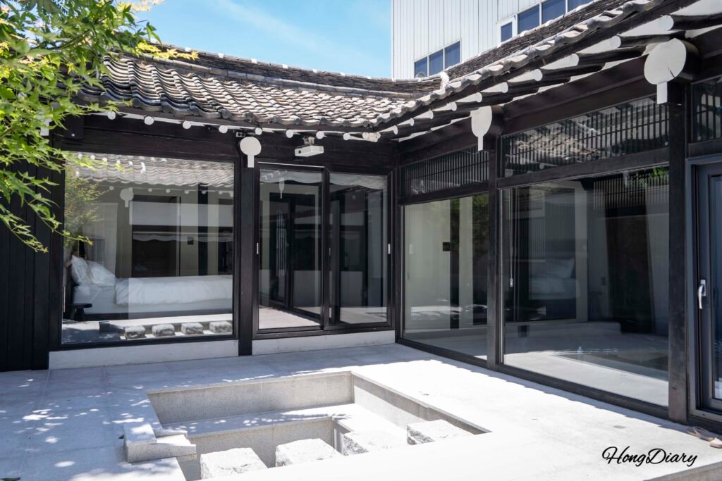 Outdoor jacuzzi in the courtyard of Yeojuhyeon private hanok in Daegu