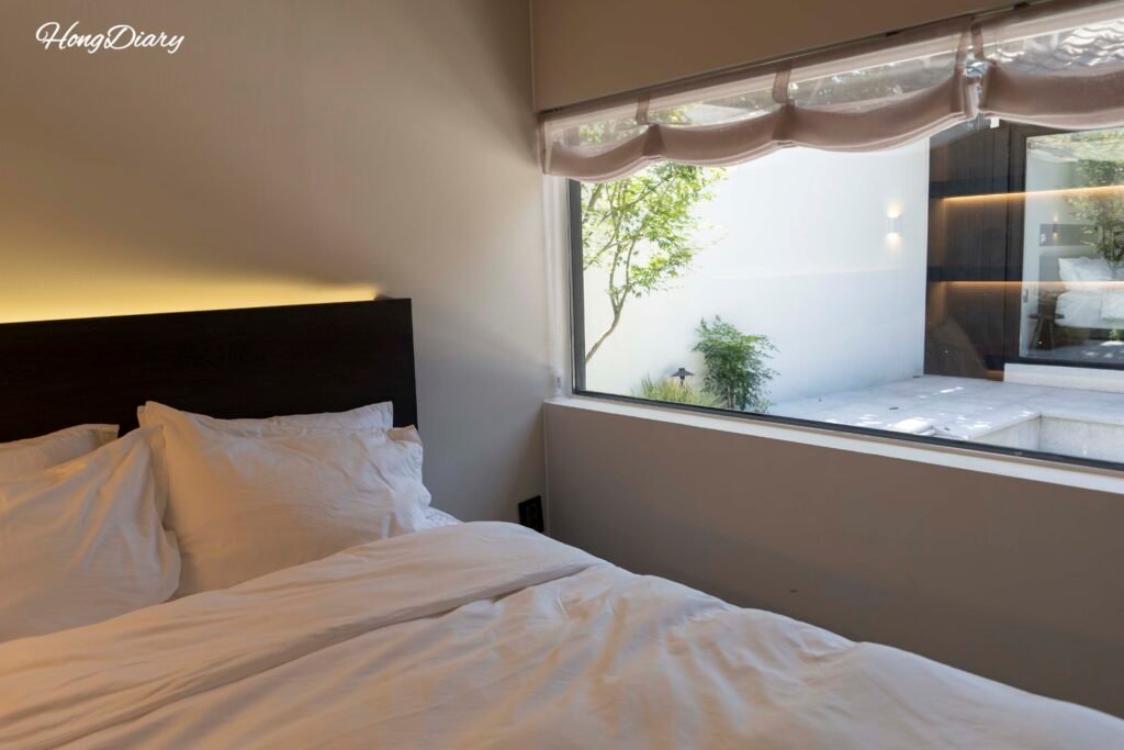 Recámara con cama queen en el hanok privado Yeojuhyeon, Daegu