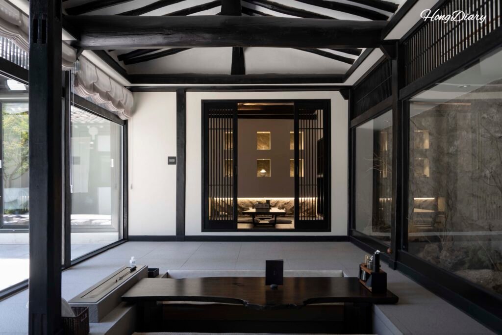 Sala de estar con espacio de ceremonia del té en el hanok Yeojuhyeon, Daegu