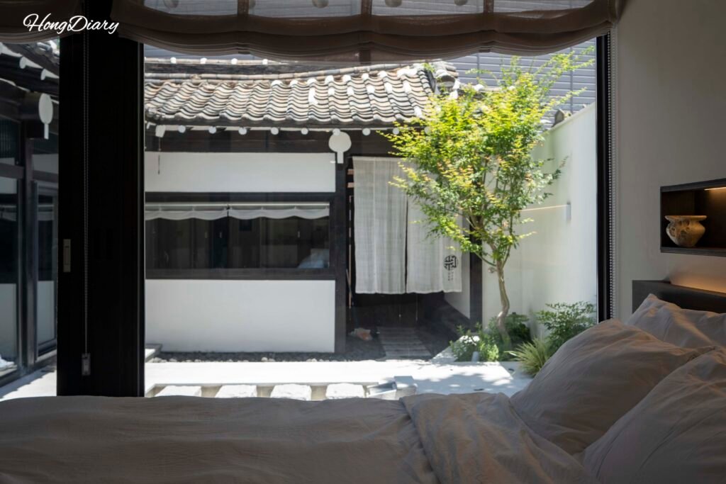 Vista del patio del hanok Yeojuhyeon desde la cama, Daegu