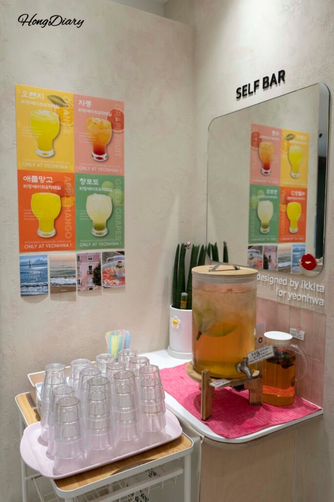 Barra de autoservicio con té de flor de loto en Yeonhwa Dupbab