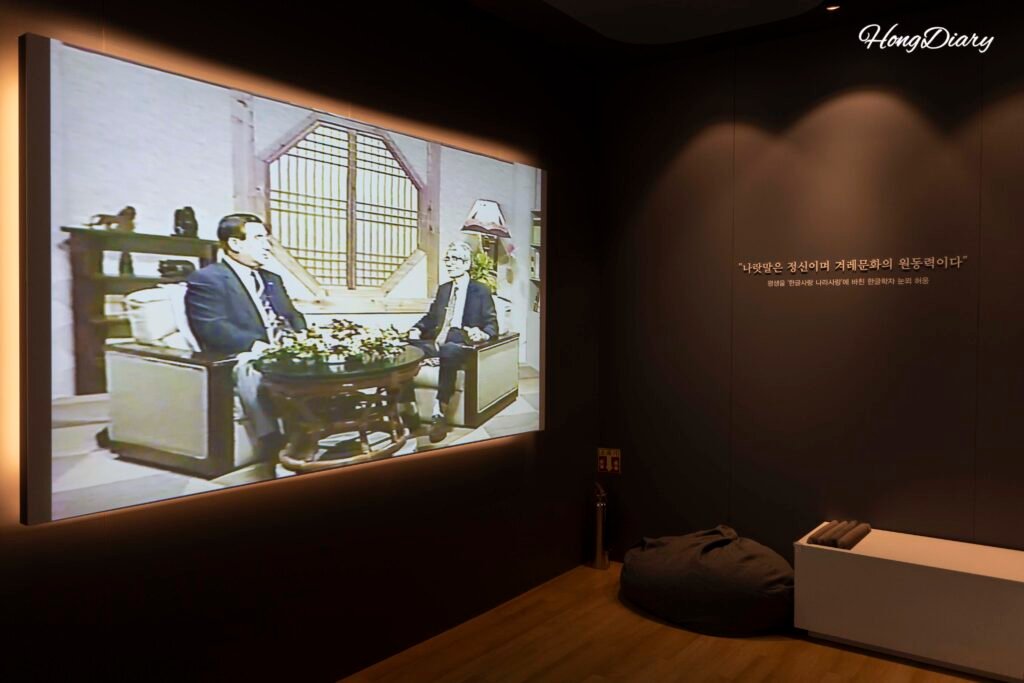 金海ハングル博物館の映像展示室で龍飛御天歌の宮廷音楽を上映している様子