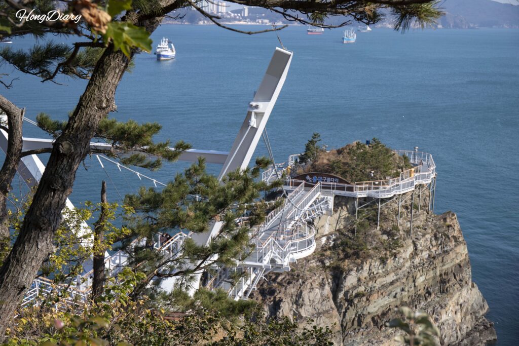 松島スカイパーク（ケーブルカー上部乗降場）から見た松島龍宮雲橋（釜山）