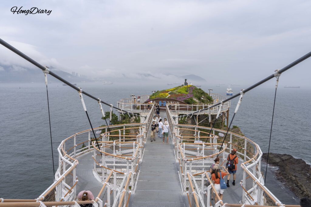 松島の海上を渡り東島へつながる龍宮雲橋（吊り橋）（釜山）