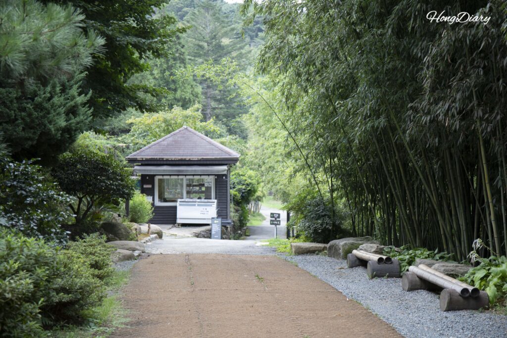 Trail signpost pointing to Gwanmihyeon pavilion and exit at Ahopsan Forest, Gijang