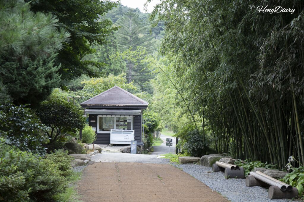 アホプサンの森の観眉軒と出口を示す案内板と竹林