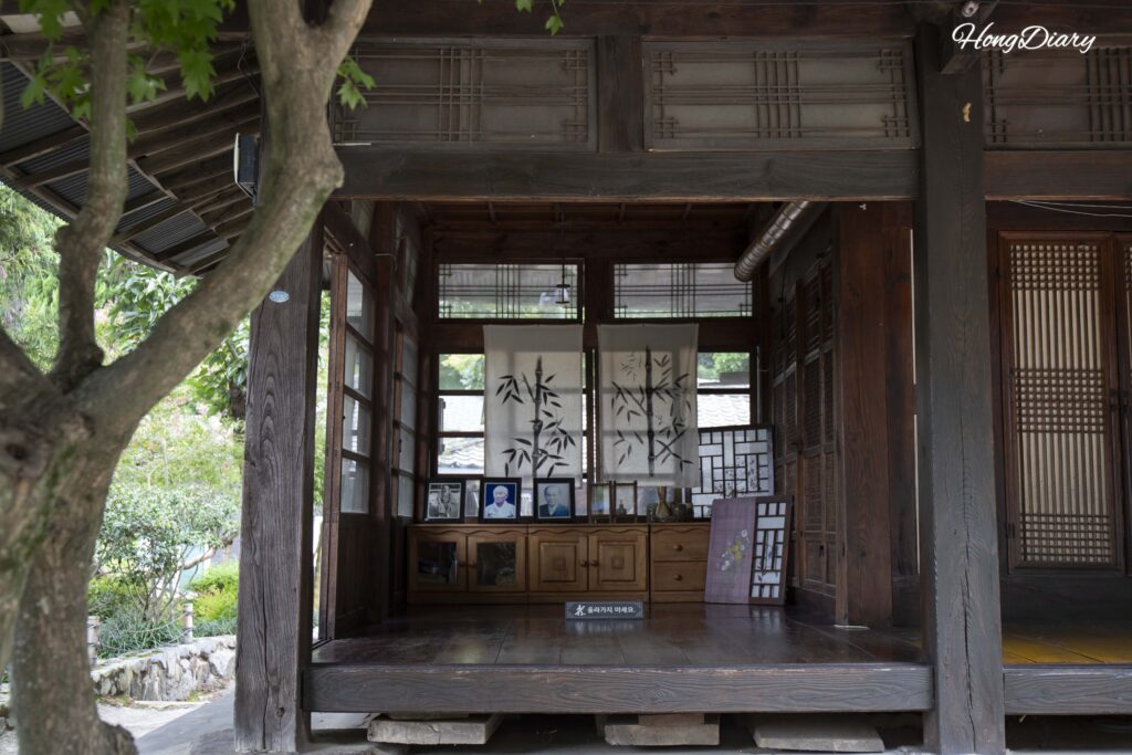 Interior del pabellón Gwanmihyeon en el Bosque Ahopsan con pintura de bambú en tinta china