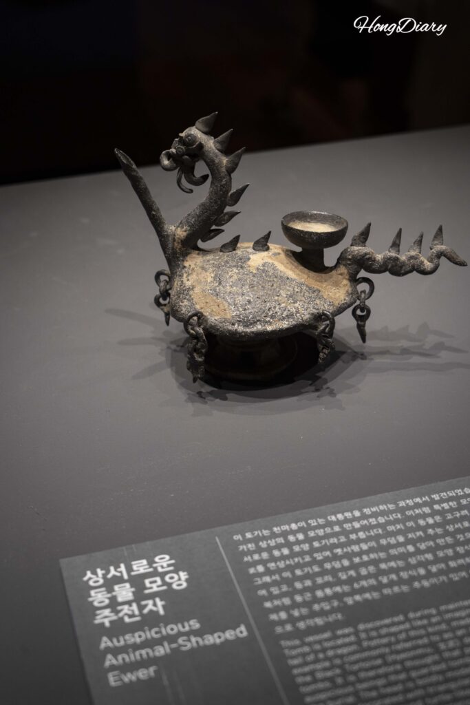 Tetera de hierro con forma de animal de la era Silla exhibida en la Sala 1 del Museo Nacional de Gyeongju