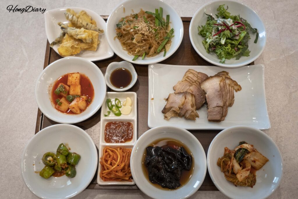 Mesa llena de banchan (acompañamientos coreanos) del menú Boyangjeongchan en Irojeong, Gumi