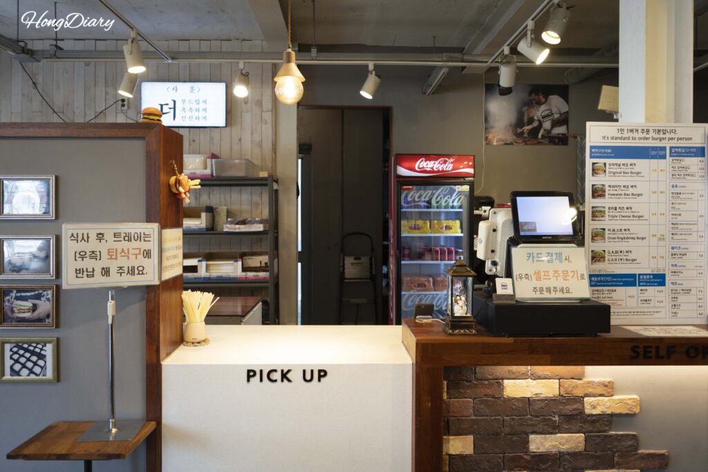 Estación de devolución de bandejas y vasos dentro de Bao Burger en Songjeong, Busan
