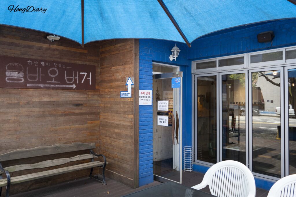 Exterior de Bao Burger, hamburguesería artesanal cerca de la playa de Songjeong en Busan, Corea del Sur