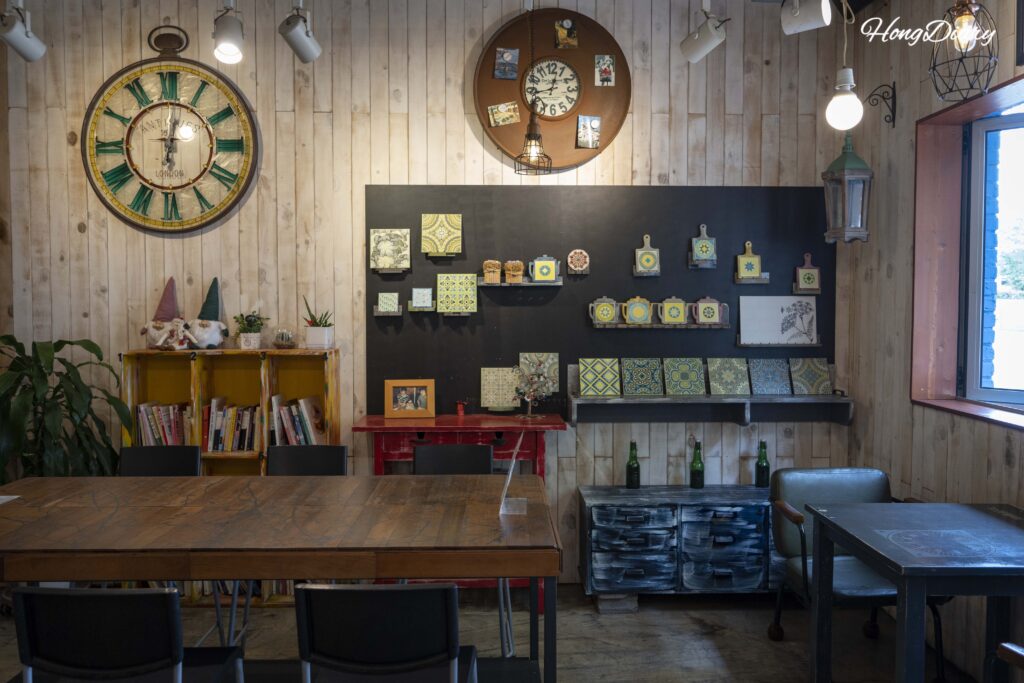 Interior de Bao Burger en Songjeong con decoración de madera natural e iluminación cálida