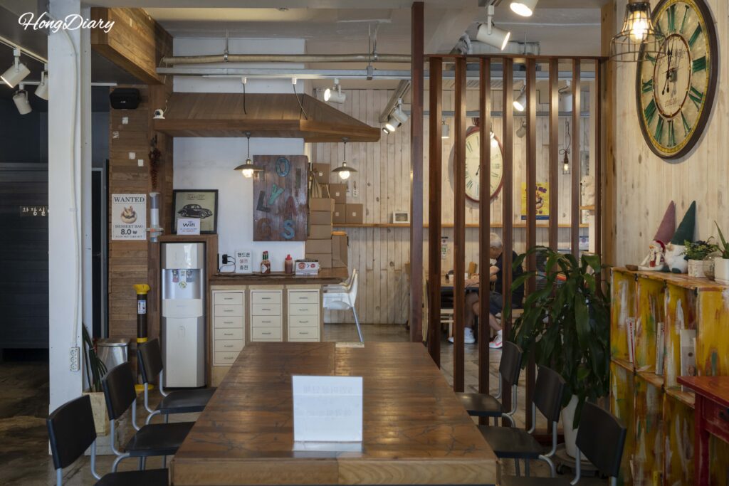 バオバーガー店内のインテリア。木のテーブルと温かみのある照明