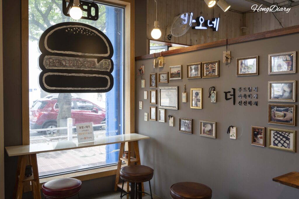 韓国の住宅を改装したバオバーガーの店内。天然木と柔らかい照明の温かい雰囲気