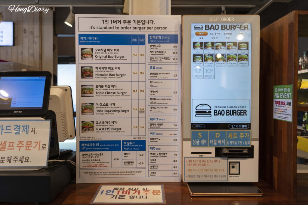 Kiosco de autoservicio dentro de Bao Burger en Songjeong para pedidos con tarjeta