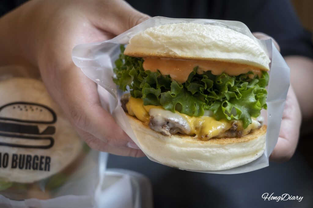 Primer plano del pan blanco característico de Bao Burger en Songjeong, con su exterior esponjoso