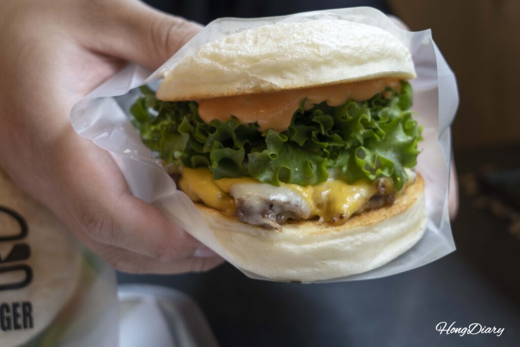 バオバーガーのトリプルチーズバーガー。チェダー、モントレージャック、アメリカンチーズの3種がとろける