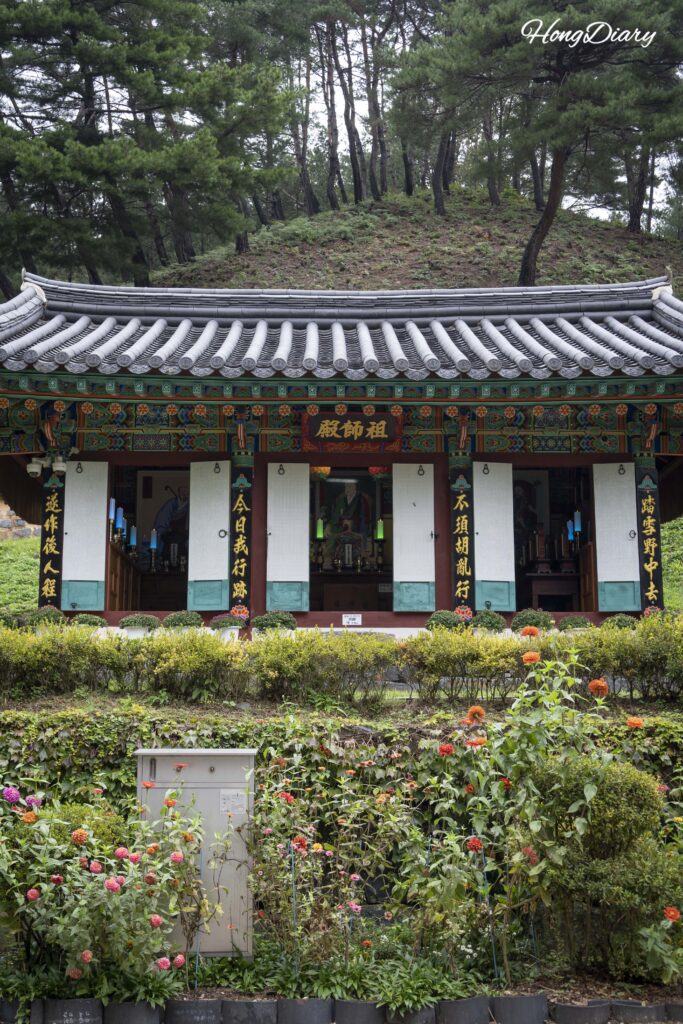 Santuario Josajeon dentro del templo Boseoksa, dedicado a los fundadores y monjes venerados