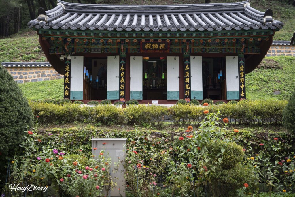 宝石寺境内にある祖師殿、創建者や高僧の肖像画を安置する堂宇