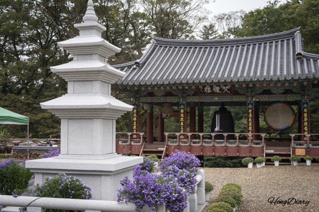 Edificio principal del templo Boseoksa con pagoda de piedra y campana de bronce