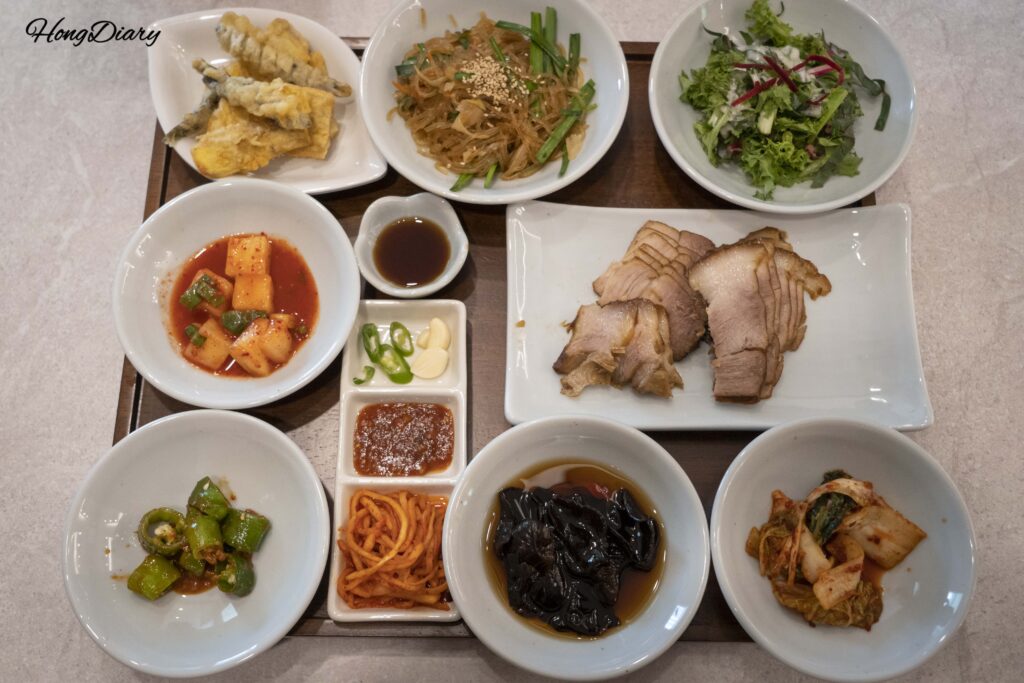 イロジョンの補養定食で提供されるおかず（パンチャン）一式。チュオタン到着前の様子