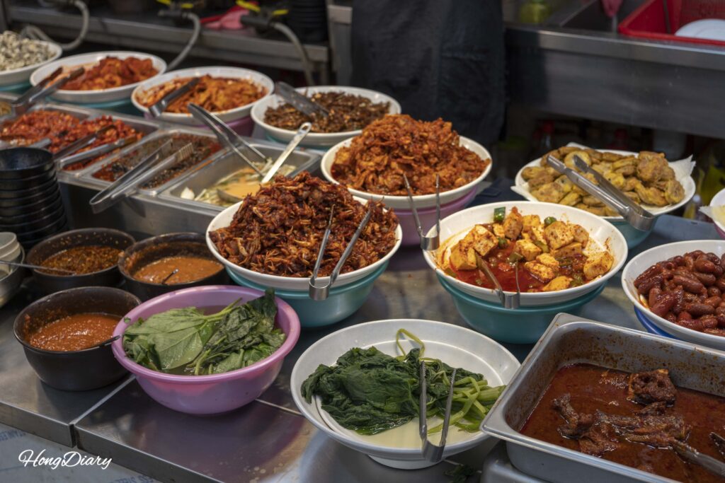 Amplia variedad de banchan (acompañamientos coreanos caseros) en el buffet del Mercado Seongdong en Gyeongju