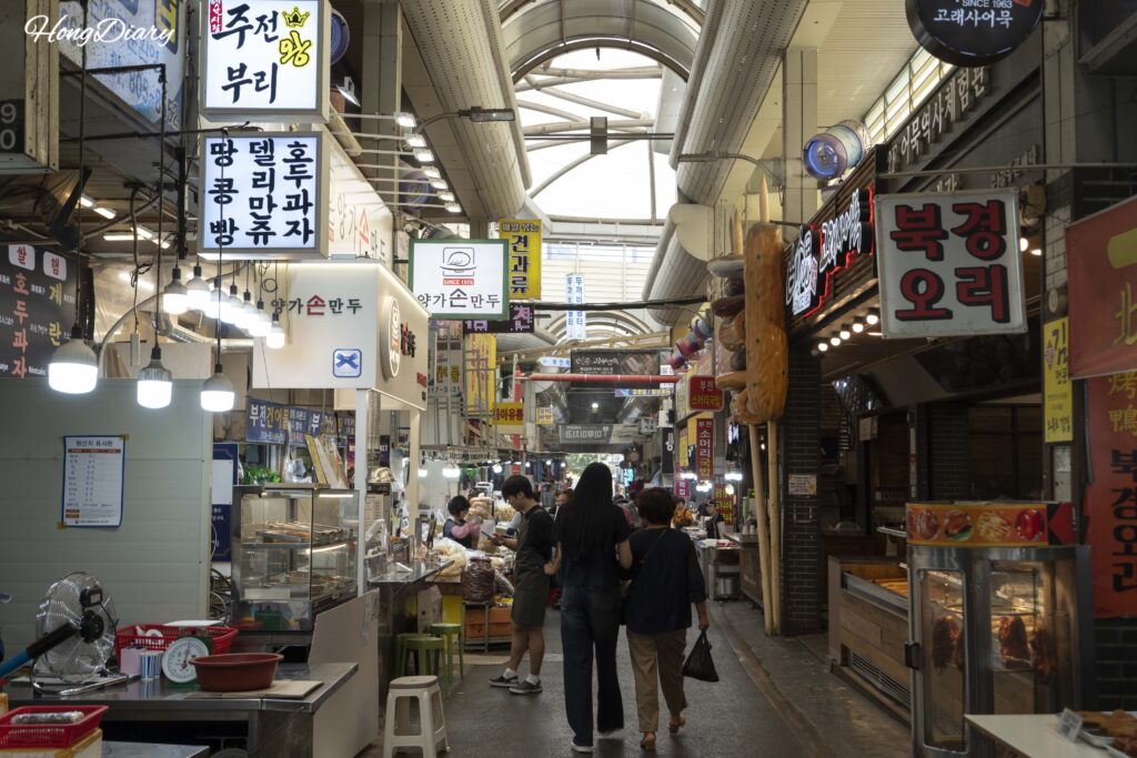 手がかりを探しながら歩く釜田市場の路地