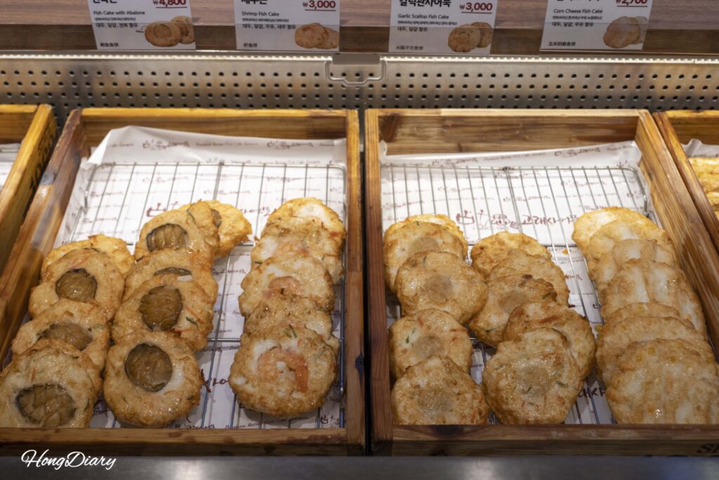 釜田市場で販売されている韓国の練り物（オムク）