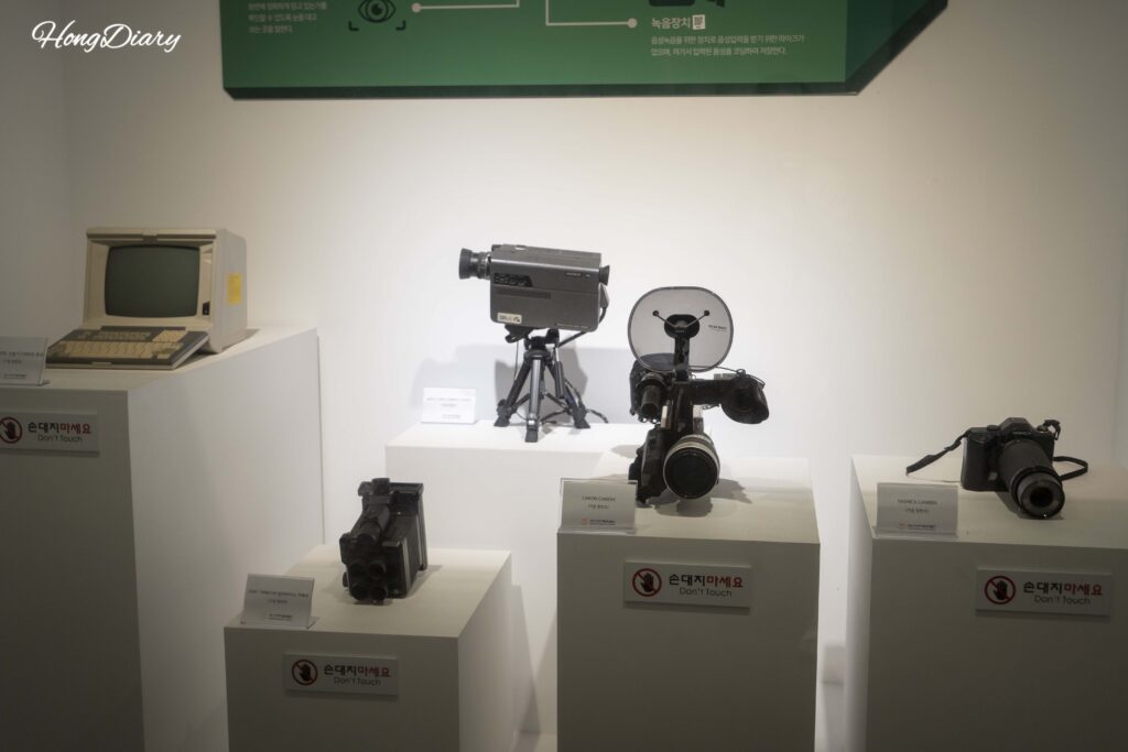 Vintage film cameras displayed at the Busan Museum of Movies
