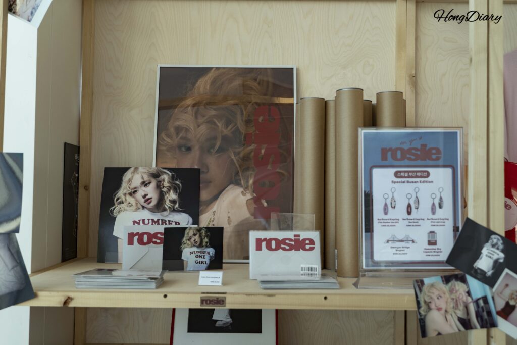 Productos de ídolos K-pop y tarjetas de fotos en exhibición en Busan X the Sky