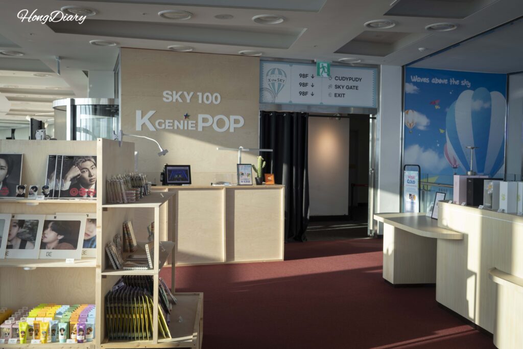 Zona de merchandising K-pop en el piso 100 del mirador Busan X the Sky