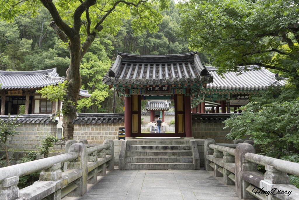 Chaemijeong, pabellón tradicional coreano cerca de la entrada del Parque Provincial del Geumosan