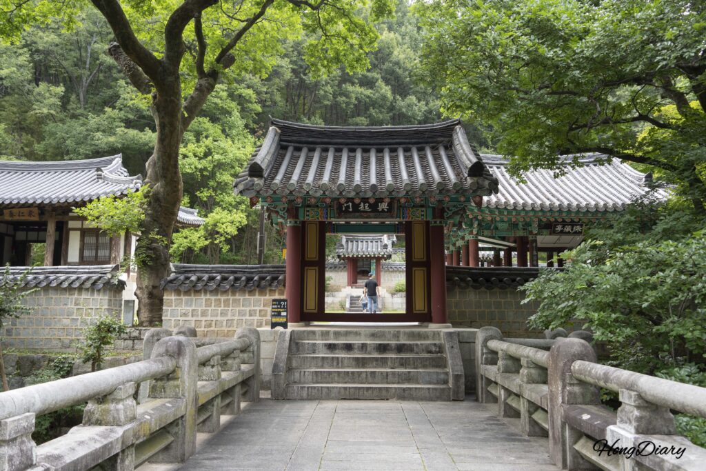 金烏山道立公園内にある伝統的なあずまや、採薇亭（チェミジョン）