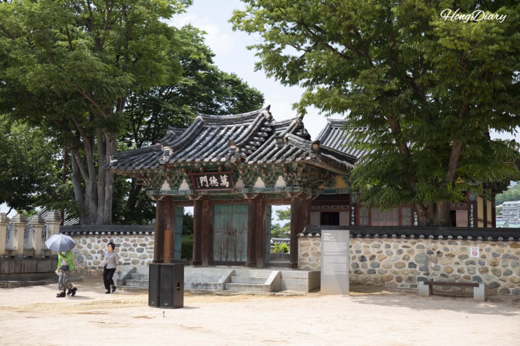 Entrance gate of Cheonjingung Shrine in front of Yeongnamnu Pavilion, Miryang