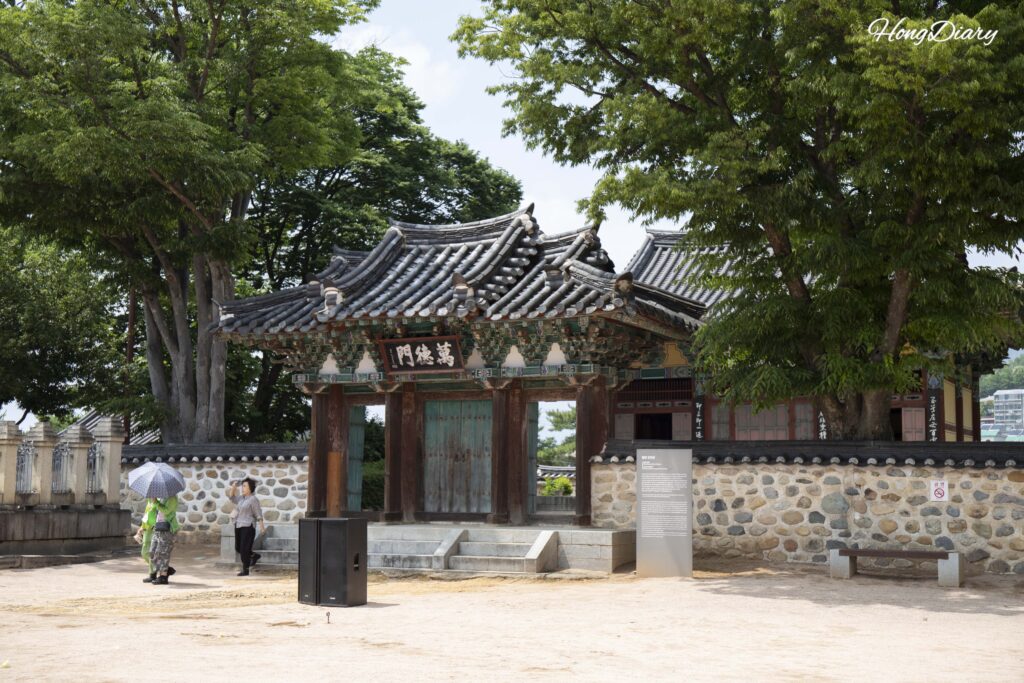 密陽・嶺南楼前にある天真宮の入口（慶尚南道指定文化遺産）