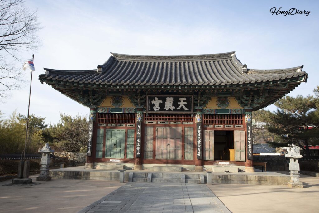 Interior del Santuario Cheonjingung en Miryang con tablillas espirituales de los fundadores de Corea