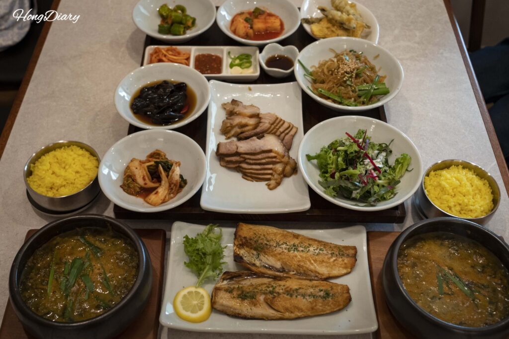 Menú completo Boyangjeongchan de Irojeong en Gumi: chueotang en olla de piedra, caballa a la parrilla, arroz con cúrcuma y acompañamientos