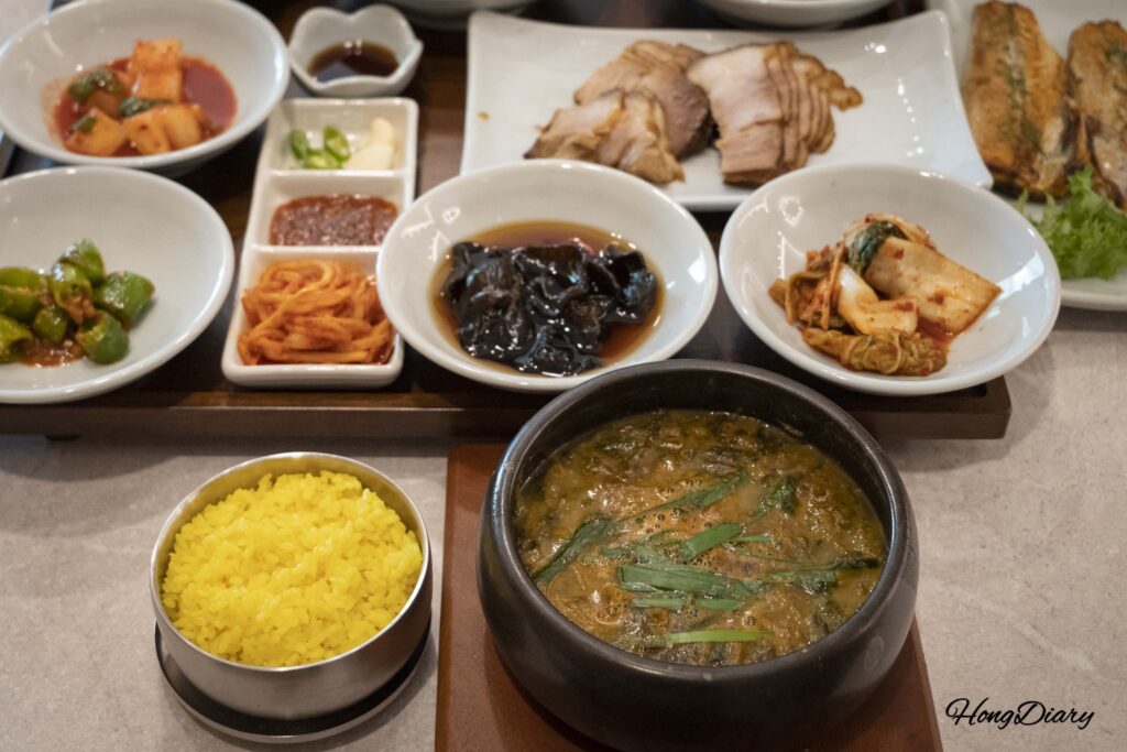 イロジョン亀尾店の補養定食フルセット。石鍋のチュオタン、サバの塩焼き、ウコンご飯、おかず一式